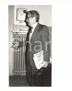 1985 ca MILANO Luigi VENEGONI con LA REPUBBLICA - Fotografia 20x25 cm