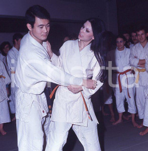 1970ca MILANO ROSANNA FRATELLO judo Kurihara *DIAPOSITIVA ORIGINALE cm6x6  (4   Diapositiva originale a colori, in formato cm 6 x 6 ICharta mette in vendita, sul negozio eBay e in esclusiva sul sito "icharta" il proprio archivio composto da numerose diapositive e negativi fotografici d'epoca, tutti originali e autentici, che attraversano la storia del costume italiano tra gli la fine degli anni Sessanta e Novanta.Si tratta di uno sguardo inedito sull'attualità, la politica, la vita quotidiana, il gossip e la cultura, che fotografa il cambiamento della nazione in quest'ultimo scorcio del XX secolo. Un'occasione unica per il mercato del collezionismo, che vede finalmente disponibile un archivio eccezionale per vastità, tematiche e condizioni, in un settore (il negativo fotografico e la diapositiva) di assoluta novità e dalle interessanti prospettive di investimento. CONDIZIONI:FAIR/discretoFORMATO: cm 6 x 6 originale e autentica 1