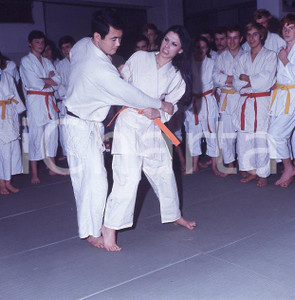1970ca MILANO ROSANNA FRATELLO judo Kurihara *DIAPOSITIVA ORIGINALE cm6x6  (5)   Diapositiva originale a colori, in formato cm 6 x 6 ICharta mette in vendita, sul negozio eBay e in esclusiva sul sito "icharta" il proprio archivio composto da numerose diapositive e negativi fotografici d'epoca, tutti originali e autentici, che attraversano la storia del costume italiano tra gli la fine degli anni Sessanta e Novanta.Si tratta di uno sguardo inedito sull'attualità, la politica, la vita quotidiana, il gossip e la cultura, che fotografa il cambiamento della nazione in quest'ultimo scorcio del XX secolo. Un'occasione unica per il mercato del collezionismo, che vede finalmente disponibile un archivio eccezionale per vastità, tematiche e condizioni, in un settore (il negativo fotografico e la diapositiva) di assoluta novità e dalle interessanti prospettive di investimento. CONDIZIONI:FAIR/discretoFORMATO: cm 6 x 6 originale e autentica 1
