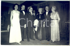 Fotografia d epoca originale 1970 ca PARIS Marcel DASSAULT con la moglie Madeleine Minckes e amici Foto 1