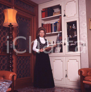 6X6cm NEGATIVO ORIGINALE ^1970ca MIRELLA FRENI (4)   Negativo fotografico a colori, in formato cm 6 x 6. CONDIZIONI: VERY GOOD ICharta mette in vendita, sul negozio eBay e in esclusiva sul sito "icharta" il proprio archivio composto da numerose diapositive e negativi fotografici d'epoca, tutti originali e autentici, che attraversano la storia del costume italiano tra gli la fine degli anni Sessanta e Novanta.Si tratta di uno sguardo inedito sull'attualit&agrave;, la politica, la vita quotidiana, il gossip e la cultura, che fotografa il cambiamento della nazione in quest'ultimo scorcio del XX secolo. Un'occasione unica per il mercato del collezionismo, che vede finalmente disponibile un archivio eccezionale per vastit&agrave;, tematiche e condizioni, in un settore (il negativo fotografico e la diapositiva) di assoluta novit&agrave; e dalle interessanti prospettive di investimento.  originale e autentica 1