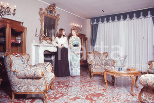 1975ca LIRICA Soprano Mirella FRENI con Micaela MAGIERA *35mm vintage slide 2   Diapositiva originale, autentica, vintage a colori, in formato 35mm. CONDIZIONI: GOOD ICharta mette in vendita, sul negozio eBay e in esclusiva sul sito "icharta" il proprio archivio composto da numerose diapositive e negativi fotografici d'epoca, tutti originali e autentici, che attraversano la storia del costume italiano tra gli la fine degli anni Sessanta e Novanta.Si tratta di uno sguardo inedito sull'attualità, la politica, la vita quotidiana, il gossip e la cultura, che fotografa il cambiamento della nazione in quest'ultimo scorcio del XX secolo. Un'occasione unica per il mercato del collezionismo, che vede finalmente disponibile un archivio eccezionale per vastità, tematiche e condizioni, in un settore (il negativo fotografico e la diapositiva) di assoluta novità e dalle interessanti prospettive di investimento.  originale e autentica 1