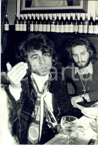 1970 ca FRANCE Ritratto di Francis LAI al ristorante - Foto 20x30 cm 