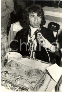 1970 ca FRANCE Ritratto di Francis LAI intervistato al ristorante - Foto