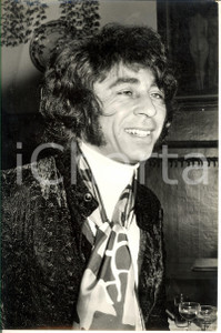 1970 ca FRANCE Ritratto di Francis LAI al ristorante - Fotografia 20x30 cm