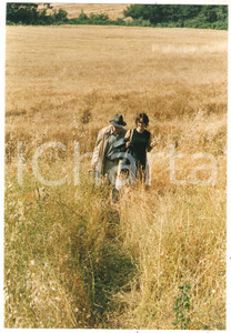 1996 COMPAGNA DI VIAGGIO Asia ARGENTO Michel PICCOLI in un campo di grano *Foto
