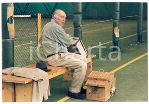 1996 COMPAGNA DI VIAGGIO Michel PICCOLI in un campo da tennis *Foto 20x14 cm