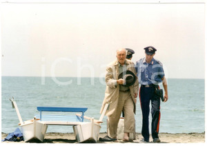 1996 COMPAGNA DI VIAGGIO Michel PICCOLI scortato da carabinieri *Foto 20x14 cm