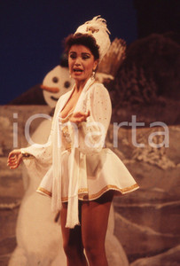 1988ca Milano NADIA FURLON Danza delle libellule 2*35mm VINTAGE SLIDE   Diapositiva originale d'epoca, in formato 35 mm.  ICharta mette in vendita, sul negozio eBay e in esclusiva sul sito "icharta" il proprio archivio composto da numerose diapositive e negativi fotografici d'epoca, tutti originali e autentici, che attraversano la storia del costume italiano tra gli la fine degli anni Sessanta e Novanta.Si tratta di uno sguardo inedito sull'attualità, la politica, la vita quotidiana, il gossip e la cultura, che fotografa il cambiamento della nazione in quest'ultimo scorcio del XX secolo. Un'occasione unica per il mercato del collezionismo, che vede finalmente disponibile un archivio eccezionale per vastità, tematiche e condizioni, in un settore (il negativo fotografico e la diapositiva) di assoluta novità e dalle interessanti prospettive di investimento. CONDIZIONI:FAIR/discretoFORMATO: 35mm originale e autentica 1