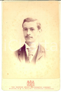 1880 ca LONDON Portrait of Wilfred PARKES *Photo MANSION HOUSE 11x17 cm Fotografia d'epoca, su cartoncino rigido.  CONDIZIONI: G FOTOGRAFO: The Mansion House Photographic Company - 16&amp; 17, Poultry, Cheapside, LondonE' severamente vietata la riproduzione. Tutti i diritti sono riservati.     originale e autentica 1
