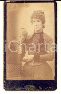 1885 ca MILANO Ritratto di una madre con la figlia *Foto L. RICCI CDV Fotografia d'epoca, su cartoncino rigido.  CONDIZIONI: POOR (brunitura al lato sinistro)  E' severamente vietata la riproduzione. Tutti i diritti sono riservati.     originale e autentica 1