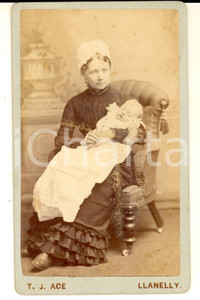 1870 ca LLANELLY Family RODERICK - Mother with baby *Photo T. J. ACE CDV Fotografia d'epoca, su cartoncino rigido.  CONDIZIONI: G (lievi sbiaditure)FORMATO: CDVE' severamente vietata la riproduzione. Tutti i diritti sono riservati.     originale e autentica 1