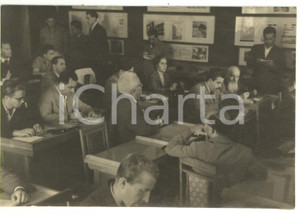 1955 ca UNIVERSITÃ€ DI KIEV (URSS) Francesco FLORA segue una lezione *Foto 17x12 Fotografia d'epoca.La fotografia &egrave; relativa alla visita di una delegazione socialista italiana nella Kiev dell'ex URSS, tra universit&agrave; e mondo rurale.Facevano parte della delegazione l'on. Alcide Malagugini e Francesco Flora.  CONDIZIONI: G CONDIZIONI: 17x12 cm     originale e autentica 1