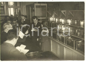 1955 ca MOSCA (URSS) Socialisti italiani visitano collegio maschile - Foto 18x13 Fotografia d'epoca con didascalia coeva al verso.La fotografia &egrave; relativa alla visita di una delegazione socialista italiana nella Kiev dell'ex URSS, tra universit&agrave; e mondo rurale.Facevano parte della delegazione l'on. Alcide Malagugini e Francesco Flora.  CONDIZIONI: G (ma minime abrasioni ai margini) CONDIZIONI: 18x13 cm    originale e autentica 1