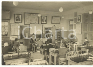 1955 ca MOSCA (URSS) Socialisti italiani visitano collegio maschile *Foto  Fotografia d'epoca con didascalia coeva al verso.La fotografia &egrave; relativa alla visita di una delegazione socialista italiana nella Kiev dell'ex URSS, tra universit&agrave; e mondo rurale.Facevano parte della delegazione l'on. Alcide Malagugini e Francesco Flora.  CONDIZIONI: G  CONDIZIONI: 18x13 cm    originale e autentica 1