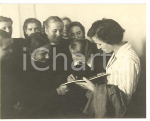 1955 ca KIEV (URSS) Rappresentante delegazione socialista insegna l'italiano