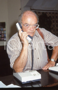 1989 Ritratto del giornalista MARIO PASTORE *autentico (23) 35mm vintage slide   Diapositiva originale d'epoca, in formato 35 mm. Tutti i diritti riservati.E' severamente vietata la riproduzione. ICharta mette in vendita, sul negozio eBay e in esclusiva sul sito "icharta" il proprio archivio composto da numerose diapositive e negativi fotografici d'epoca, tutti originali e autentici, che attraversano la storia del costume italiano tra gli la fine degli anni Sessanta e Novanta.Si tratta di uno sguardo inedito sull'attualità, la politica, la vita quotidiana, il gossip e la cultura, che fotografa il cambiamento della nazione in quest'ultimo scorcio del XX secolo. Un'occasione unica per il mercato del collezionismo, che vede finalmente disponibile un archivio eccezionale per vastità, tematiche e condizioni, in un settore (il negativo fotografico e la diapositiva) di assoluta novità e dalle interessanti prospettive di investimento. CONDIZIONI:FAIR/discretoFORMATO: 35mm originale e autentica 1