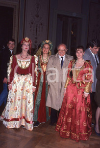 35mm vintage slide* 1989 Ritratto del giornalista MARIO PASTORE *autentico (27)   Diapositiva originale d'epocaTutti i diritti riservati.E' severamente vietata la riproduzione. ICharta mette in vendita, sul negozio eBay e in esclusiva sul sito "icharta" il proprio archivio composto da numerose diapositive e negativi fotografici d'epoca, tutti originali e autentici, che attraversano la storia del costume italiano tra gli la fine degli anni Sessanta e Novanta.Si tratta di uno sguardo inedito sull'attualità, la politica, la vita quotidiana, il gossip e la cultura, che fotografa il cambiamento della nazione in quest'ultimo scorcio del XX secolo. Un'occasione unica per il mercato del collezionismo, che vede finalmente disponibile un archivio eccezionale per vastità, tematiche e condizioni, in un settore (il negativo fotografico e la diapositiva) di assoluta novità e dalle interessanti prospettive di investimento. CONDIZIONI:FAIR/discretoFORMATO: 35mm originale e autentica 1