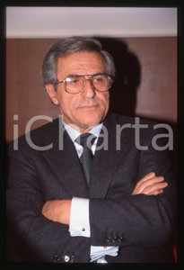 35mm vintage slide* 1990ca Ritratto del Cavalier Giovanni Battista LIMONTA (2)   Diapositiva d'epoca, in formato 35 mm. CONDIZIONI: GOODTutti i diritti riservati.E' severamente vietata la riproduzione. ICharta mette in vendita, sul negozio eBay e in esclusiva sul sito "icharta" il proprio archivio composto da numerose diapositive e negativi fotografici d'epoca, tutti originali e autentici, che attraversano la storia del costume italiano tra gli la fine degli anni Sessanta e Novanta.Si tratta di uno sguardo inedito sull'attualità, la politica, la vita quotidiana, il gossip e la cultura, che fotografa il cambiamento della nazione in quest'ultimo scorcio del XX secolo. Un'occasione unica per il mercato del collezionismo, che vede finalmente disponibile un archivio eccezionale per vastità, tematiche e condizioni, in un settore (il negativo fotografico e la diapositiva) di assoluta novità e dalle interessanti prospettive di investimento.  originale e autentica 1