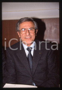 35mm vintage slide* 1990ca Ritratto del Cavalier Giovanni Battista LIMONTA (3)   Diapositiva d'epoca, in formato 35 mm. CONDIZIONI: GOODTutti i diritti riservati.E' severamente vietata la riproduzione. ICharta mette in vendita, sul negozio eBay e in esclusiva sul sito "icharta" il proprio archivio composto da numerose diapositive e negativi fotografici d'epoca, tutti originali e autentici, che attraversano la storia del costume italiano tra gli la fine degli anni Sessanta e Novanta.Si tratta di uno sguardo inedito sull'attualità, la politica, la vita quotidiana, il gossip e la cultura, che fotografa il cambiamento della nazione in quest'ultimo scorcio del XX secolo. Un'occasione unica per il mercato del collezionismo, che vede finalmente disponibile un archivio eccezionale per vastità, tematiche e condizioni, in un settore (il negativo fotografico e la diapositiva) di assoluta novità e dalle interessanti prospettive di investimento.  originale e autentica 1