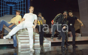 35mm vintage slide* 1985 VILLAGE PEOPLE Prove Festival di Sanremo  *originale   Diapositiva d'epoca, in formato 35 mm. CONDIZIONI: VERY GOODTutti i diritti riservati.E' severamente vietata la riproduzione. ICharta mette in vendita, sul negozio eBay e in esclusiva sul sito "icharta" il proprio archivio composto da numerose diapositive e negativi fotografici d'epoca, tutti originali e autentici, che attraversano la storia del costume italiano tra gli la fine degli anni Sessanta e Novanta.Si tratta di uno sguardo inedito sull'attualit&agrave;, la politica, la vita quotidiana, il gossip e la cultura, che fotografa il cambiamento della nazione in quest'ultimo scorcio del XX secolo. Un'occasione unica per il mercato del collezionismo, che vede finalmente disponibile un archivio eccezionale per vastit&agrave;, tematiche e condizioni, in un settore (il negativo fotografico e la diapositiva) di assoluta novit&agrave; e dalle interessanti prospettive di investimento.  originale e autentica 1
