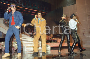 35mm vintage slide* 1985 VILLAGE PEOPLE a Festival di Sanremo (17) *originale   Diapositiva d'epoca, in formato 35 mm. CONDIZIONI: GOODTutti i diritti riservati.E' severamente vietata la riproduzione. ICharta mette in vendita, sul negozio eBay e in esclusiva sul sito "icharta" il proprio archivio composto da numerose diapositive e negativi fotografici d'epoca, tutti originali e autentici, che attraversano la storia del costume italiano tra gli la fine degli anni Sessanta e Novanta.Si tratta di uno sguardo inedito sull'attualità, la politica, la vita quotidiana, il gossip e la cultura, che fotografa il cambiamento della nazione in quest'ultimo scorcio del XX secolo. Un'occasione unica per il mercato del collezionismo, che vede finalmente disponibile un archivio eccezionale per vastità, tematiche e condizioni, in un settore (il negativo fotografico e la diapositiva) di assoluta novità e dalle interessanti prospettive di investimento.  originale e autentica 1