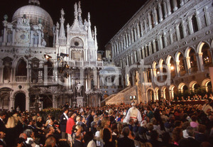 1992 Venezia PREMIO CAMPIELLO cerimonia 9 *35mm vintage slide   Diapositiva originale d'epoca Tutti i diritti riservati.E' severamente vietata la riproduzione. ICharta mette in vendita, sul negozio eBay e in esclusiva sul sito "icharta" il proprio archivio composto da numerose diapositive e negativi fotografici d'epoca, tutti originali e autentici, che attraversano la storia del costume italiano tra gli la fine degli anni Sessanta e Novanta.Si tratta di uno sguardo inedito sull'attualità, la politica, la vita quotidiana, il gossip e la cultura, che fotografa il cambiamento della nazione in quest'ultimo scorcio del XX secolo. Un'occasione unica per il mercato del collezionismo, che vede finalmente disponibile un archivio eccezionale per vastità, tematiche e condizioni, in un settore (il negativo fotografico e la diapositiva) di assoluta novità e dalle interessanti prospettive di investimento. CONDIZIONI:FAIR/discretoFORMATO: 35mm originale e autentica 1
