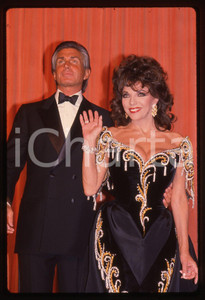Fotografia d epoca originale 35mm vintage slide 1989 Golden Globe Award JOAN COLLINS  GEORGE HAMILTON 1