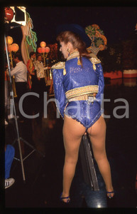 35mm vintage slide* 1985ca DRIVE IN Italia 1 TINI' CANSINO di spalle *backstage   Diapositiva d'epoca, in formato 35 mm. CONDIZIONI: VERY GOODTutti i diritti riservati.E' severamente vietata la riproduzione. ICharta mette in vendita, sul negozio eBay e in esclusiva sul sito "icharta" il proprio archivio composto da numerose diapositive e negativi fotografici d'epoca, tutti originali e autentici, che attraversano la storia del costume italiano tra gli la fine degli anni Sessanta e Novanta.Si tratta di uno sguardo inedito sull'attualit&agrave;, la politica, la vita quotidiana, il gossip e la cultura, che fotografa il cambiamento della nazione in quest'ultimo scorcio del XX secolo. Un'occasione unica per il mercato del collezionismo, che vede finalmente disponibile un archivio eccezionale per vastit&agrave;, tematiche e condizioni, in un settore (il negativo fotografico e la diapositiva) di assoluta novit&agrave; e dalle interessanti prospettive di investimento.  originale e autentica 1