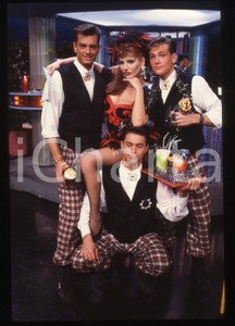 35mm vintage slide* 1985ca DRIVE IN Italia 1 TINI' CANSINO e ballerini   Diapositiva d'epoca, in formato 35 mm. CONDIZIONI: GOODTutti i diritti riservati.E' severamente vietata la riproduzione. ICharta mette in vendita, sul negozio eBay e in esclusiva sul sito "icharta" il proprio archivio composto da numerose diapositive e negativi fotografici d'epoca, tutti originali e autentici, che attraversano la storia del costume italiano tra gli la fine degli anni Sessanta e Novanta.Si tratta di uno sguardo inedito sull'attualità, la politica, la vita quotidiana, il gossip e la cultura, che fotografa il cambiamento della nazione in quest'ultimo scorcio del XX secolo. Un'occasione unica per il mercato del collezionismo, che vede finalmente disponibile un archivio eccezionale per vastità, tematiche e condizioni, in un settore (il negativo fotografico e la diapositiva) di assoluta novità e dalle interessanti prospettive di investimento.  originale e autentica 1