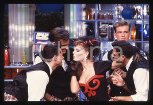 35mm vintage slide* 1985ca DRIVE IN Italia 1 TINI' CANSINO con ballerini *   Diapositiva d'epoca, in formato 35 mm. CONDIZIONI: GOODTutti i diritti riservati.E' severamente vietata la riproduzione. ICharta mette in vendita, sul negozio eBay e in esclusiva sul sito "icharta" il proprio archivio composto da numerose diapositive e negativi fotografici d'epoca, tutti originali e autentici, che attraversano la storia del costume italiano tra gli la fine degli anni Sessanta e Novanta.Si tratta di uno sguardo inedito sull'attualità, la politica, la vita quotidiana, il gossip e la cultura, che fotografa il cambiamento della nazione in quest'ultimo scorcio del XX secolo. Un'occasione unica per il mercato del collezionismo, che vede finalmente disponibile un archivio eccezionale per vastità, tematiche e condizioni, in un settore (il negativo fotografico e la diapositiva) di assoluta novità e dalle interessanti prospettive di investimento.  originale e autentica 1