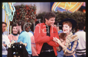 35mm vintage slide* 1985 DRIVE IN Italia 1  **TINI' CANSINO e DAVID HASSELHOFF   Diapositiva d'epoca, in formato 35 mm. CONDIZIONI: GOODTutti i diritti riservati.E' severamente vietata la riproduzione. ICharta mette in vendita, sul negozio eBay e in esclusiva sul sito "icharta" il proprio archivio composto da numerose diapositive e negativi fotografici d'epoca, tutti originali e autentici, che attraversano la storia del costume italiano tra gli la fine degli anni Sessanta e Novanta.Si tratta di uno sguardo inedito sull'attualità, la politica, la vita quotidiana, il gossip e la cultura, che fotografa il cambiamento della nazione in quest'ultimo scorcio del XX secolo. Un'occasione unica per il mercato del collezionismo, che vede finalmente disponibile un archivio eccezionale per vastità, tematiche e condizioni, in un settore (il negativo fotografico e la diapositiva) di assoluta novità e dalle interessanti prospettive di investimento.  originale e autentica 1