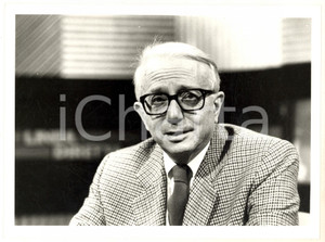 1985 ca RAI UNO - LINEA DIRETTA Ritratto di Enzo BIAGI *Fotografia 24x18 Fotografia di agenzia. CONDIZIONI: GFORMATO: 24x18 cm  originale e autentica 1