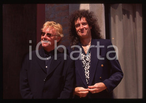 35mm vintage slide* 1990 QUEEN Brian May - Roger Meddows-Taylor   Diapositiva d'epoca, in formato 35 mm. CONDIZIONI: GOODTutti i diritti riservati.E' severamente vietata la riproduzione. ICharta mette in vendita, sul negozio eBay e in esclusiva sul sito "icharta" il proprio archivio composto da numerose diapositive e negativi fotografici d'epoca, tutti originali e autentici, che attraversano la storia del costume italiano tra gli la fine degli anni Sessanta e Novanta.Si tratta di uno sguardo inedito sull'attualità, la politica, la vita quotidiana, il gossip e la cultura, che fotografa il cambiamento della nazione in quest'ultimo scorcio del XX secolo. Un'occasione unica per il mercato del collezionismo, che vede finalmente disponibile un archivio eccezionale per vastità, tematiche e condizioni, in un settore (il negativo fotografico e la diapositiva) di assoluta novità e dalle interessanti prospettive di investimento.  originale e autentica 1