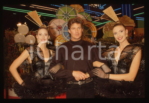 35mm vintage slide* 1985 DRIVE IN Italia 1  DAVID HASSELHOFF tra due ballerine   Diapositiva d'epoca, in formato 35 mm. CONDIZIONI: VERY GOODTutti i diritti riservati.E' severamente vietata la riproduzione. ICharta mette in vendita, sul negozio eBay e in esclusiva sul sito "icharta" il proprio archivio composto da numerose diapositive e negativi fotografici d'epoca, tutti originali e autentici, che attraversano la storia del costume italiano tra gli la fine degli anni Sessanta e Novanta.Si tratta di uno sguardo inedito sull'attualit&agrave;, la politica, la vita quotidiana, il gossip e la cultura, che fotografa il cambiamento della nazione in quest'ultimo scorcio del XX secolo. Un'occasione unica per il mercato del collezionismo, che vede finalmente disponibile un archivio eccezionale per vastit&agrave;, tematiche e condizioni, in un settore (il negativo fotografico e la diapositiva) di assoluta novit&agrave; e dalle interessanti prospettive di investimento.  originale e autentica 1