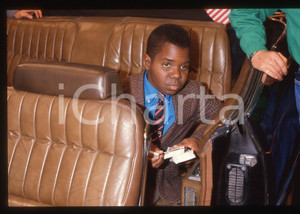 35mm vintage slide* 1985ca DRIVE IN Italia 1 Gag di GARY COLEMAN   Diapositiva d'epoca, in formato 35 mm. CONDIZIONI: GOODTutti i diritti riservati.E' severamente vietata la riproduzione. ICharta mette in vendita, sul negozio eBay e in esclusiva sul sito "icharta" il proprio archivio composto da numerose diapositive e negativi fotografici d'epoca, tutti originali e autentici, che attraversano la storia del costume italiano tra gli la fine degli anni Sessanta e Novanta.Si tratta di uno sguardo inedito sull'attualità, la politica, la vita quotidiana, il gossip e la cultura, che fotografa il cambiamento della nazione in quest'ultimo scorcio del XX secolo. Un'occasione unica per il mercato del collezionismo, che vede finalmente disponibile un archivio eccezionale per vastità, tematiche e condizioni, in un settore (il negativo fotografico e la diapositiva) di assoluta novità e dalle interessanti prospettive di investimento.  originale e autentica 1