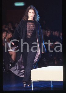 35mm vintage slide* 1995ca  MILANO Moda AMANDA ANKA Portrait   Diapositiva d'epoca, in formato 35 mm. CONDIZIONI: GOODTutti i diritti riservati.E' severamente vietata la riproduzione. ICharta mette in vendita, sul negozio eBay e in esclusiva sul sito "icharta" il proprio archivio composto da numerose diapositive e negativi fotografici d'epoca, tutti originali e autentici, che attraversano la storia del costume italiano tra gli la fine degli anni Sessanta e Novanta.Si tratta di uno sguardo inedito sull'attualità, la politica, la vita quotidiana, il gossip e la cultura, che fotografa il cambiamento della nazione in quest'ultimo scorcio del XX secolo. Un'occasione unica per il mercato del collezionismo, che vede finalmente disponibile un archivio eccezionale per vastità, tematiche e condizioni, in un settore (il negativo fotografico e la diapositiva) di assoluta novità e dalle interessanti prospettive di investimento.  originale e autentica 1