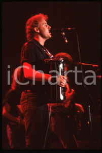 35mm vintage slide* 1987 Milano - Bruce Hornsby in concerto (9)   Diapositiva d'epoca, in formato 35 mm. CONDIZIONI: GOODTutti i diritti riservati.E' severamente vietata la riproduzione. ICharta mette in vendita, sul negozio eBay e in esclusiva sul sito "icharta" il proprio archivio composto da numerose diapositive e negativi fotografici d'epoca, tutti originali e autentici, che attraversano la storia del costume italiano tra gli la fine degli anni Sessanta e Novanta.Si tratta di uno sguardo inedito sull'attualità, la politica, la vita quotidiana, il gossip e la cultura, che fotografa il cambiamento della nazione in quest'ultimo scorcio del XX secolo. Un'occasione unica per il mercato del collezionismo, che vede finalmente disponibile un archivio eccezionale per vastità, tematiche e condizioni, in un settore (il negativo fotografico e la diapositiva) di assoluta novità e dalle interessanti prospettive di investimento.  originale e autentica 1