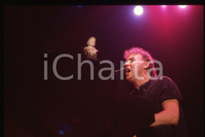 35mm vintage slide* 1987 Milano - Bruce Hornsby in concerto (15)   Diapositiva d'epoca, in formato 35 mm. CONDIZIONI: GOODTutti i diritti riservati.E' severamente vietata la riproduzione. ICharta mette in vendita, sul negozio eBay e in esclusiva sul sito "icharta" il proprio archivio composto da numerose diapositive e negativi fotografici d'epoca, tutti originali e autentici, che attraversano la storia del costume italiano tra gli la fine degli anni Sessanta e Novanta.Si tratta di uno sguardo inedito sull'attualità, la politica, la vita quotidiana, il gossip e la cultura, che fotografa il cambiamento della nazione in quest'ultimo scorcio del XX secolo. Un'occasione unica per il mercato del collezionismo, che vede finalmente disponibile un archivio eccezionale per vastità, tematiche e condizioni, in un settore (il negativo fotografico e la diapositiva) di assoluta novità e dalle interessanti prospettive di investimento.  originale e autentica 1