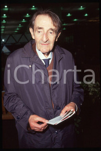 35mm vintage slide* 1990ca Ritratto diIzrail' Moiseevič Metter   Diapositiva d'epoca, in formato 35 mm. CONDIZIONI: GOODTutti i diritti riservati.E' severamente vietata la riproduzione. ICharta mette in vendita, sul negozio eBay e in esclusiva sul sito "icharta" il proprio archivio composto da numerose diapositive e negativi fotografici d'epoca, tutti originali e autentici, che attraversano la storia del costume italiano tra gli la fine degli anni Sessanta e Novanta.Si tratta di uno sguardo inedito sull'attualità, la politica, la vita quotidiana, il gossip e la cultura, che fotografa il cambiamento della nazione in quest'ultimo scorcio del XX secolo. Un'occasione unica per il mercato del collezionismo, che vede finalmente disponibile un archivio eccezionale per vastità, tematiche e condizioni, in un settore (il negativo fotografico e la diapositiva) di assoluta novità e dalle interessanti prospettive di investimento.  originale e autentica 1