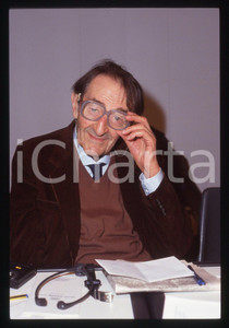 35mm vintage slide* 1990ca MILANO Ritratto diIzrail' Moiseevič Metter 2   Diapositiva d'epoca, in formato 35 mm. CONDIZIONI: GOODTutti i diritti riservati.E' severamente vietata la riproduzione. ICharta mette in vendita, sul negozio eBay e in esclusiva sul sito "icharta" il proprio archivio composto da numerose diapositive e negativi fotografici d'epoca, tutti originali e autentici, che attraversano la storia del costume italiano tra gli la fine degli anni Sessanta e Novanta.Si tratta di uno sguardo inedito sull'attualità, la politica, la vita quotidiana, il gossip e la cultura, che fotografa il cambiamento della nazione in quest'ultimo scorcio del XX secolo. Un'occasione unica per il mercato del collezionismo, che vede finalmente disponibile un archivio eccezionale per vastità, tematiche e condizioni, in un settore (il negativo fotografico e la diapositiva) di assoluta novità e dalle interessanti prospettive di investimento.  originale e autentica 1