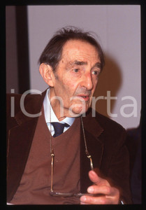 35mm vintage slide* 1990ca MILANO Ritratto diIzrail' Moiseevič Metter 3   Diapositiva d'epoca, in formato 35 mm. CONDIZIONI: GOODTutti i diritti riservati.E' severamente vietata la riproduzione. ICharta mette in vendita, sul negozio eBay e in esclusiva sul sito "icharta" il proprio archivio composto da numerose diapositive e negativi fotografici d'epoca, tutti originali e autentici, che attraversano la storia del costume italiano tra gli la fine degli anni Sessanta e Novanta.Si tratta di uno sguardo inedito sull'attualità, la politica, la vita quotidiana, il gossip e la cultura, che fotografa il cambiamento della nazione in quest'ultimo scorcio del XX secolo. Un'occasione unica per il mercato del collezionismo, che vede finalmente disponibile un archivio eccezionale per vastità, tematiche e condizioni, in un settore (il negativo fotografico e la diapositiva) di assoluta novità e dalle interessanti prospettive di investimento.  originale e autentica 1