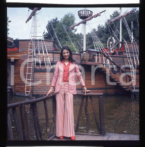 6X6cm NEGATIVO ORIGINALE * 1970ca ROSANNA FRATELLO  in parco divertimenti (2)