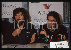 35mm vint. slide 1993 MILANO Reinhold MESSNER Andrea PARODI  MOUNTAIN WILDERNESS   Diapositiva d'epoca, in formato 35 mm. CONDIZIONI: VERY GOODTutti i diritti riservati.E' severamente vietata la riproduzione. ICharta mette in vendita, sul negozio eBay e in esclusiva sul sito "icharta" il proprio archivio composto da numerose diapositive e negativi fotografici d'epoca, tutti originali e autentici, che attraversano la storia del costume italiano tra gli la fine degli anni Sessanta e Novanta.Si tratta di uno sguardo inedito sull'attualit&agrave;, la politica, la vita quotidiana, il gossip e la cultura, che fotografa il cambiamento della nazione in quest'ultimo scorcio del XX secolo. Un'occasione unica per il mercato del collezionismo, che vede finalmente disponibile un archivio eccezionale per vastit&agrave;, tematiche e condizioni, in un settore (il negativo fotografico e la diapositiva) di assoluta novit&agrave; e dalle interessanti prospettive di investimento.  originale e autentica 1