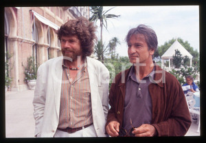 35mm vint. slide 1990ca Reinhold MESSNER con Vittorio MEZZOGIORNO   Diapositiva d'epoca, in formato 35 mm. CONDIZIONI: VERY GOODTutti i diritti riservati.E' severamente vietata la riproduzione. ICharta mette in vendita, sul negozio eBay e in esclusiva sul sito "icharta" il proprio archivio composto da numerose diapositive e negativi fotografici d'epoca, tutti originali e autentici, che attraversano la storia del costume italiano tra gli la fine degli anni Sessanta e Novanta.Si tratta di uno sguardo inedito sull'attualit&agrave;, la politica, la vita quotidiana, il gossip e la cultura, che fotografa il cambiamento della nazione in quest'ultimo scorcio del XX secolo. Un'occasione unica per il mercato del collezionismo, che vede finalmente disponibile un archivio eccezionale per vastit&agrave;, tematiche e condizioni, in un settore (il negativo fotografico e la diapositiva) di assoluta novit&agrave; e dalle interessanti prospettive di investimento.  originale e autentica 1