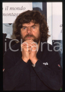 35mm vintage slide* 1993 MILANO Reinhold Messner ad evento   Diapositiva d'epoca, in formato 35 mm. CONDIZIONI: VERY GOODTutti i diritti riservati.E' severamente vietata la riproduzione. ICharta mette in vendita, sul negozio eBay e in esclusiva sul sito "icharta" il proprio archivio composto da numerose diapositive e negativi fotografici d'epoca, tutti originali e autentici, che attraversano la storia del costume italiano tra gli la fine degli anni Sessanta e Novanta.Si tratta di uno sguardo inedito sull'attualit&agrave;, la politica, la vita quotidiana, il gossip e la cultura, che fotografa il cambiamento della nazione in quest'ultimo scorcio del XX secolo. Un'occasione unica per il mercato del collezionismo, che vede finalmente disponibile un archivio eccezionale per vastit&agrave;, tematiche e condizioni, in un settore (il negativo fotografico e la diapositiva) di assoluta novit&agrave; e dalle interessanti prospettive di investimento.  originale e autentica 1