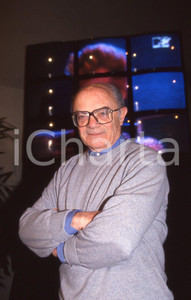 35mm vintage slide* 1990ca Ritratto di MARIO PASTORE giornalista 2   Diapositiva originale d'epoca Tutti i diritti riservati.E' severamente vietata la riproduzione. ICharta mette in vendita, sul negozio eBay e in esclusiva sul sito "icharta" il proprio archivio composto da numerose diapositive e negativi fotografici d'epoca, tutti originali e autentici, che attraversano la storia del costume italiano tra gli la fine degli anni Sessanta e Novanta.Si tratta di uno sguardo inedito sull'attualità, la politica, la vita quotidiana, il gossip e la cultura, che fotografa il cambiamento della nazione in quest'ultimo scorcio del XX secolo. Un'occasione unica per il mercato del collezionismo, che vede finalmente disponibile un archivio eccezionale per vastità, tematiche e condizioni, in un settore (il negativo fotografico e la diapositiva) di assoluta novità e dalle interessanti prospettive di investimento. CONDIZIONI:FAIR/discretoFORMATO: 35mm originale e autentica 1