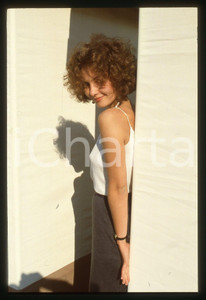 35mm vintage slide* 1990ca CINEMA Anne-Laure Meury Ritratto dell'attrice (22)   Diapositiva originale, autentica, vintage a colori, in formato 35mm. CONDIZIONI: VERY GOOD ICharta mette in vendita, sul negozio eBay e in esclusiva sul sito "icharta" il proprio archivio composto da numerose diapositive e negativi fotografici d'epoca, tutti originali e autentici, che attraversano la storia del costume italiano tra gli la fine degli anni Sessanta e Novanta.Si tratta di uno sguardo inedito sull'attualit&agrave;, la politica, la vita quotidiana, il gossip e la cultura, che fotografa il cambiamento della nazione in quest'ultimo scorcio del XX secolo. Un'occasione unica per il mercato del collezionismo, che vede finalmente disponibile un archivio eccezionale per vastit&agrave;, tematiche e condizioni, in un settore (il negativo fotografico e la diapositiva) di assoluta novit&agrave; e dalle interessanti prospettive di investimento.  originale e autentica 1