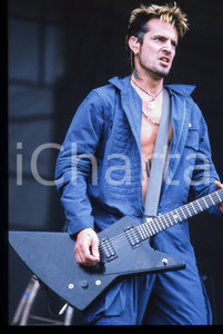 35mm vintage slide* 2000 Milan (?) METHODS OF MAYHEM Tommy Lee in concert (6)   Diapositiva d'epoca, in formato 35 mm CONDIZIONI: GOODTutti i diritti riservati.E' severamente vietata la riproduzione. ICharta mette in vendita, sul negozio eBay e in esclusiva sul sito "icharta" il proprio archivio composto da numerose diapositive e negativi fotografici d'epoca, tutti originali e autentici, che attraversano la storia del costume italiano tra gli la fine degli anni Sessanta e Novanta.Si tratta di uno sguardo inedito sull'attualit&agrave;, la politica, la vita quotidiana, il gossip e la cultura, che fotografa il cambiamento della nazione in quest'ultimo scorcio del XX secolo. Un'occasione unica per il mercato del collezionismo, che vede finalmente disponibile un archivio eccezionale per vastit&agrave;, tematiche e condizioni, in un settore (il negativo fotografico e la diapositiva) di assoluta novit&agrave; e dalle interessanti prospettive di investimento.  originale e autentica 1