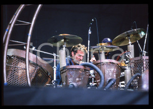 35mm vintage slide* 2000 Milan (?) METHODS OF MAYHEM Tommy Lee in concert (7)   Diapositiva d'epoca, in formato 35 mm CONDIZIONI: GOODTutti i diritti riservati.E' severamente vietata la riproduzione. ICharta mette in vendita, sul negozio eBay e in esclusiva sul sito "icharta" il proprio archivio composto da numerose diapositive e negativi fotografici d'epoca, tutti originali e autentici, che attraversano la storia del costume italiano tra gli la fine degli anni Sessanta e Novanta.Si tratta di uno sguardo inedito sull'attualit&agrave;, la politica, la vita quotidiana, il gossip e la cultura, che fotografa il cambiamento della nazione in quest'ultimo scorcio del XX secolo. Un'occasione unica per il mercato del collezionismo, che vede finalmente disponibile un archivio eccezionale per vastit&agrave;, tematiche e condizioni, in un settore (il negativo fotografico e la diapositiva) di assoluta novit&agrave; e dalle interessanti prospettive di investimento.  originale e autentica 1